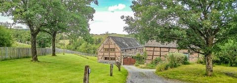 B&B Ferme de Leuze Rustieke Gîtes nabij Durbuy, eigen laadpalen Bed and Breakfast in Wallonia, Belgium