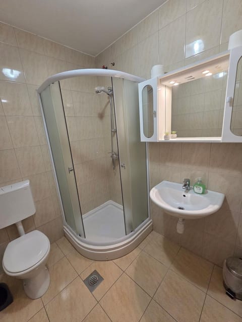 Apartmaji Pri Kokolu Bed and Breakfast in Bled