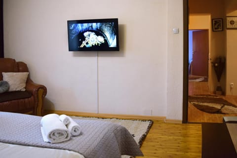 Bed, TV and multimedia, Bedroom