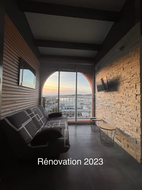Belle vue, T2 Mezzanine rénové 2023, vue port, 50 m de la plage de la conque Condo in Agde