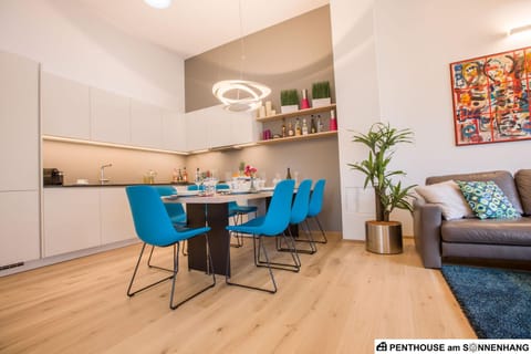 Coffee/tea facilities, Kitchen or kitchenette, Living room, Seating area, Dining area