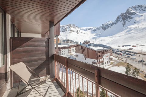 Property building, Patio, Nearby landmark, Day, Natural landscape, Winter, View (from property/room), Balcony/Terrace, Mountain view