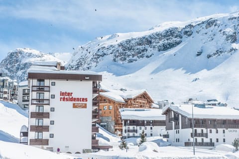 Property building, Nearby landmark, Facade/entrance, Day, Natural landscape, Winter, Mountain view