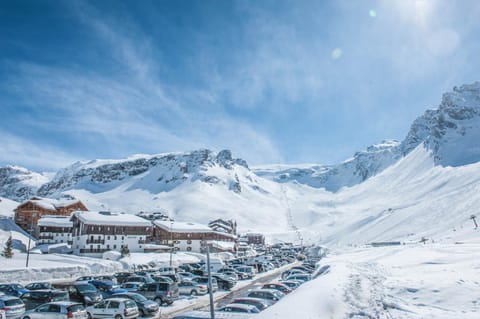 Nearby landmark, Day, Natural landscape, Winter, Skiing, Mountain view