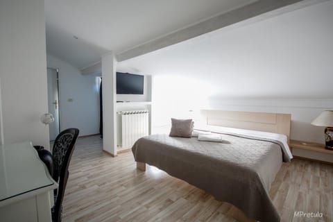 Bed, TV and multimedia, Seating area