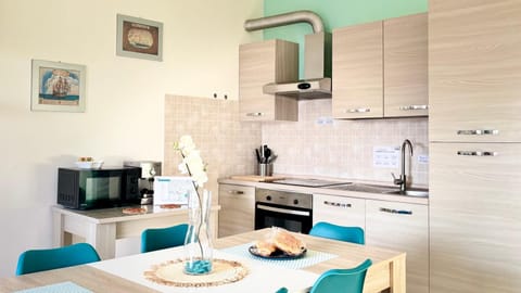 Kitchen or kitchenette, Dining area, oven, stove