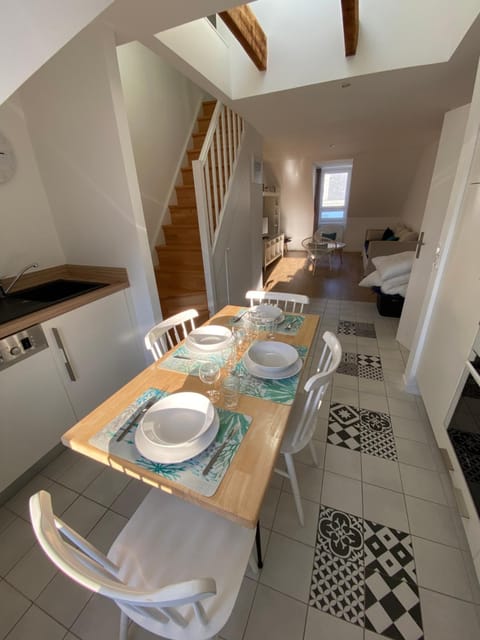 Seating area, Dining area