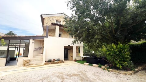 Property building, Facade/entrance, Garden view, Parking