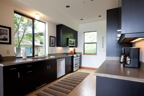 Bridge View Loft 30 Day House in Hood River