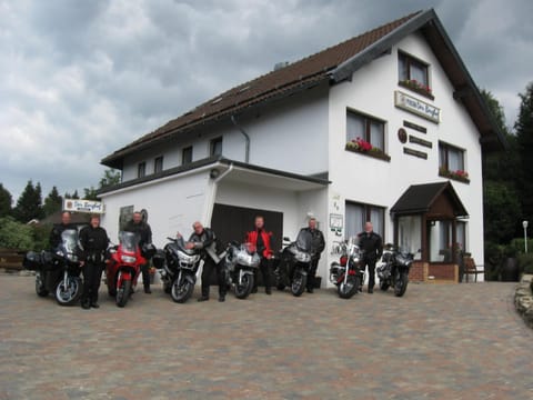 Facade/entrance, People, group of guests