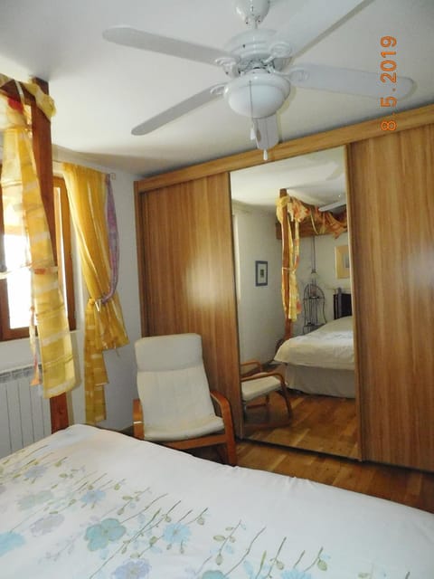 Photo of the whole room, Bedroom