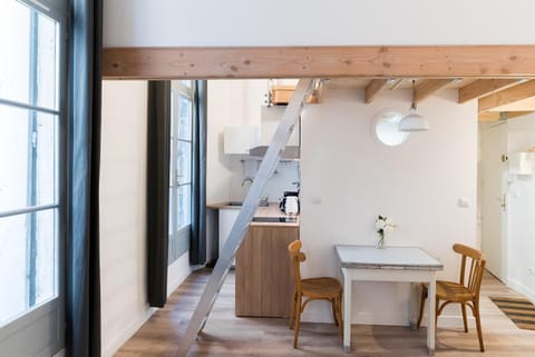 Kitchen or kitchenette, Dining area