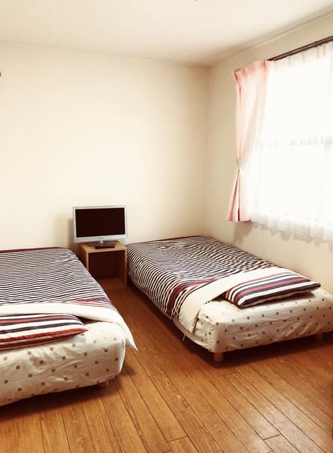 Bed, TV and multimedia, Bedroom, bunk bed