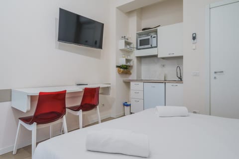 Bed, TV and multimedia, Kitchen or kitchenette, Photo of the whole room, Dining area, Bedroom, stove