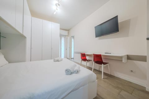 Bed, TV and multimedia, Photo of the whole room, Bedroom, towels