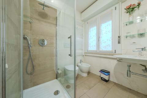 Shower, Toilet, Bathroom, bidet, towels