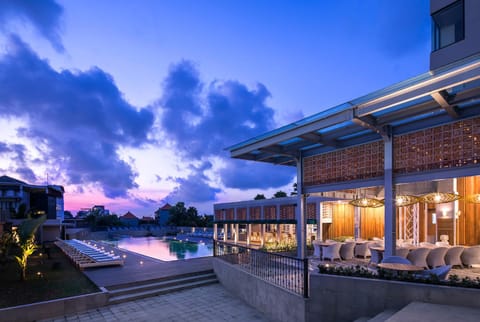 Restaurant/places to eat, View (from property/room), Lounge or bar, Swimming pool