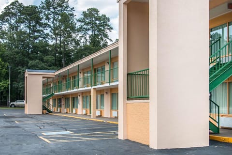Quality Inn Hinesville - Fort Stewart Area, Kitchenette Rooms - Pool - Guest Laundry Hôtel in Hinesville