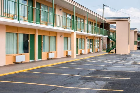 Quality Inn Hinesville - Fort Stewart Area, Kitchenette Rooms - Pool - Guest Laundry Hôtel in Hinesville