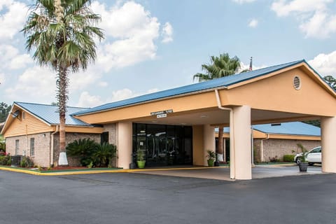 Quality Inn Hinesville - Fort Stewart Area, Kitchenette Rooms - Pool - Guest Laundry Hotel in Hinesville