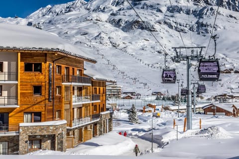 Facade/entrance, Winter, Mountain view