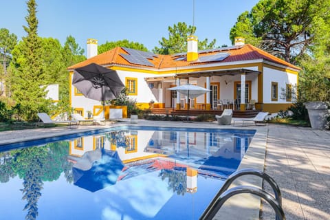 Property building, Day, Garden, Garden view, Pool view, Swimming pool