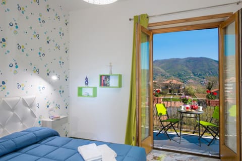 Bed, Photo of the whole room, Decorative detail, City view, Mountain view, Inner courtyard view