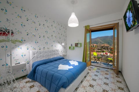 Balcony/Terrace, Photo of the whole room, Decorative detail, City view, Garden view, Mountain view, cot, Quiet street view