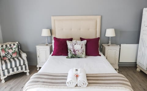 Bed, Decorative detail, Bedroom, towels