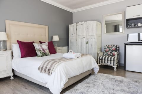 Bed, Seating area, Bedroom, minibar, wardrobe