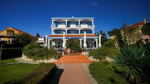 Property building, Restaurant/places to eat, Facade/entrance, On site