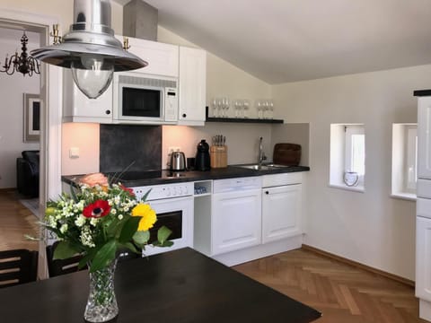 Coffee/tea facilities, Kitchen or kitchenette, Dining area, dishwasher, minibar, stove