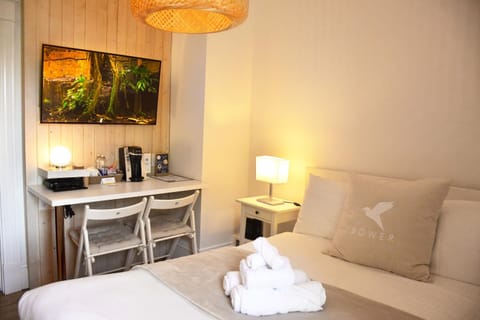 Bed, TV and multimedia, Coffee/tea facilities, Seating area, Bedroom, towels