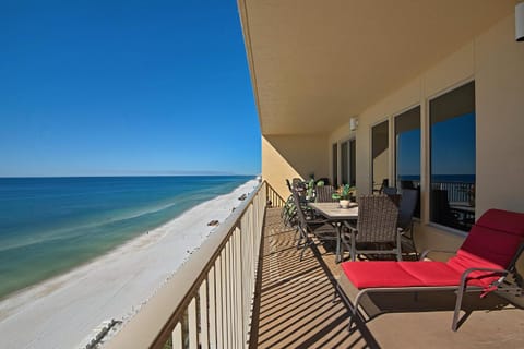 Luxurious Beachfront Condo with Beachside Pool Access and Free WiFi - Unit 1202 Condominio in Upper Grand Lagoon