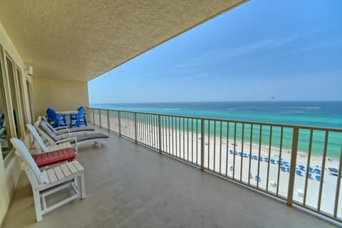 Beautiful Condo with Spacious Balcony to Enjoy Fascinating Ocean View - Unit 1002 Copropriété in Upper Grand Lagoon
