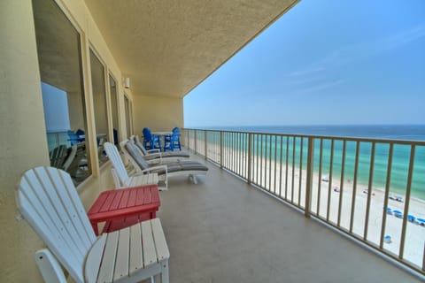 Beautiful Condo with Spacious Balcony to Enjoy Fascinating Ocean View - Unit 1002 Copropriété in Upper Grand Lagoon