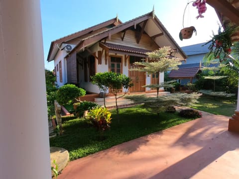 Property building, Facade/entrance, Garden