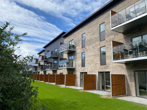 Property building, Day, Natural landscape, Summer, Garden, Balcony/Terrace, Living room, Seating area, On site, Garden view