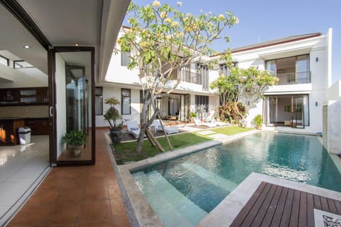 Property building, Day, Swimming pool, Swimming pool