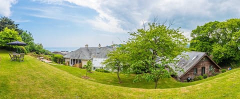 Property building, Patio, Facade/entrance, Natural landscape, Garden, Garden, View (from property/room), Balcony/Terrace, Garden view, Sea view, Quiet street view