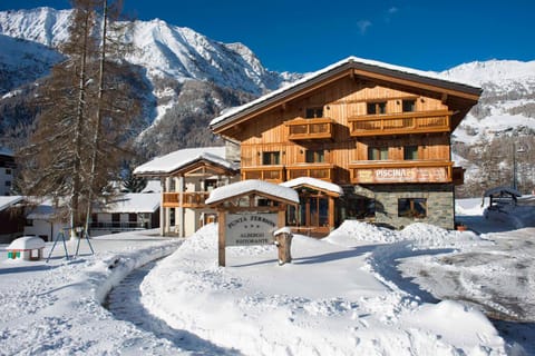 Property building, Day, Winter, Garden view, Mountain view