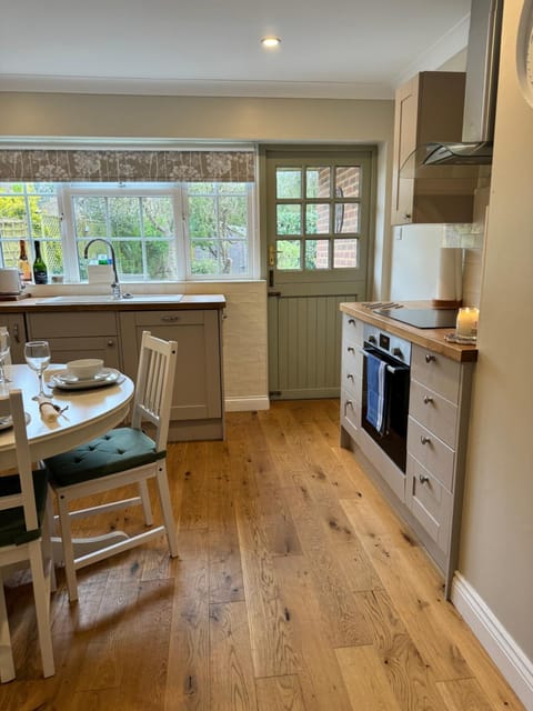 'BRAMLEY FALL COTTAGE', CHILD FRIENDLY, Attached Cottage,3 Separate Bedrooms -1 on ground level, SLEEPS 6, 2 Bathrooms, Sandy Wittering Beach 8min drive, Rural Location, Small Breed Dog Friendly, Private Parking House in Chichester District