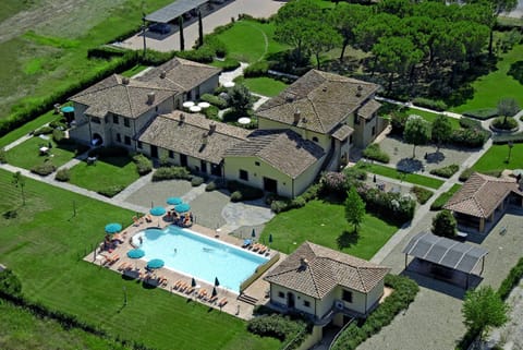 Property building, Day, Natural landscape, Bird's eye view, Garden, Garden view, Pool view, Swimming pool, sunbed