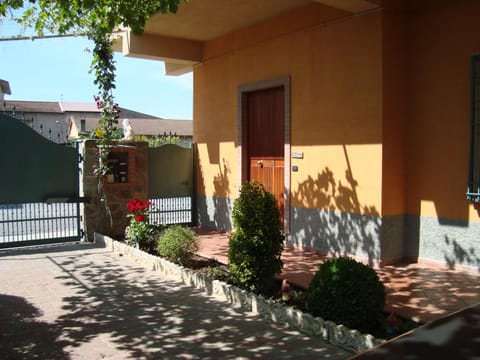 Property building, Facade/entrance, Garden, Decorative detail