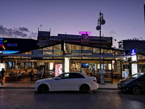 Restaurant/places to eat, Night, Street view