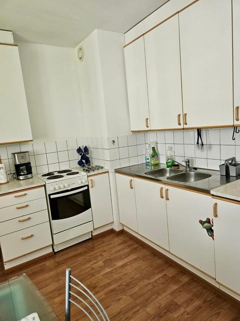 Coffee/tea facilities, Kitchen or kitchenette, oven, stove
