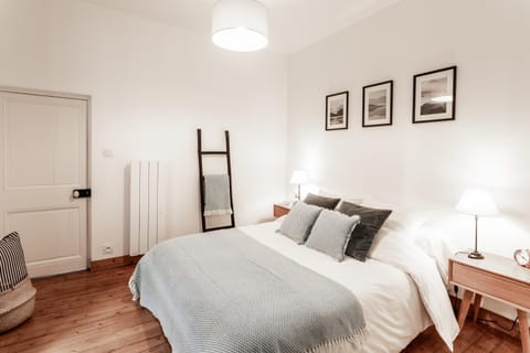 Bed, Photo of the whole room, Decorative detail, Bedroom