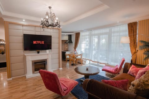 TV and multimedia, Living room, Seating area, Dining area, flat iron