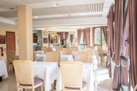 Restaurant/places to eat, Living room