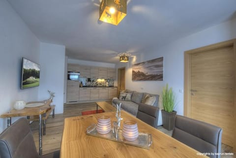 TV and multimedia, Kitchen or kitchenette, Living room, Seating area, Dining area